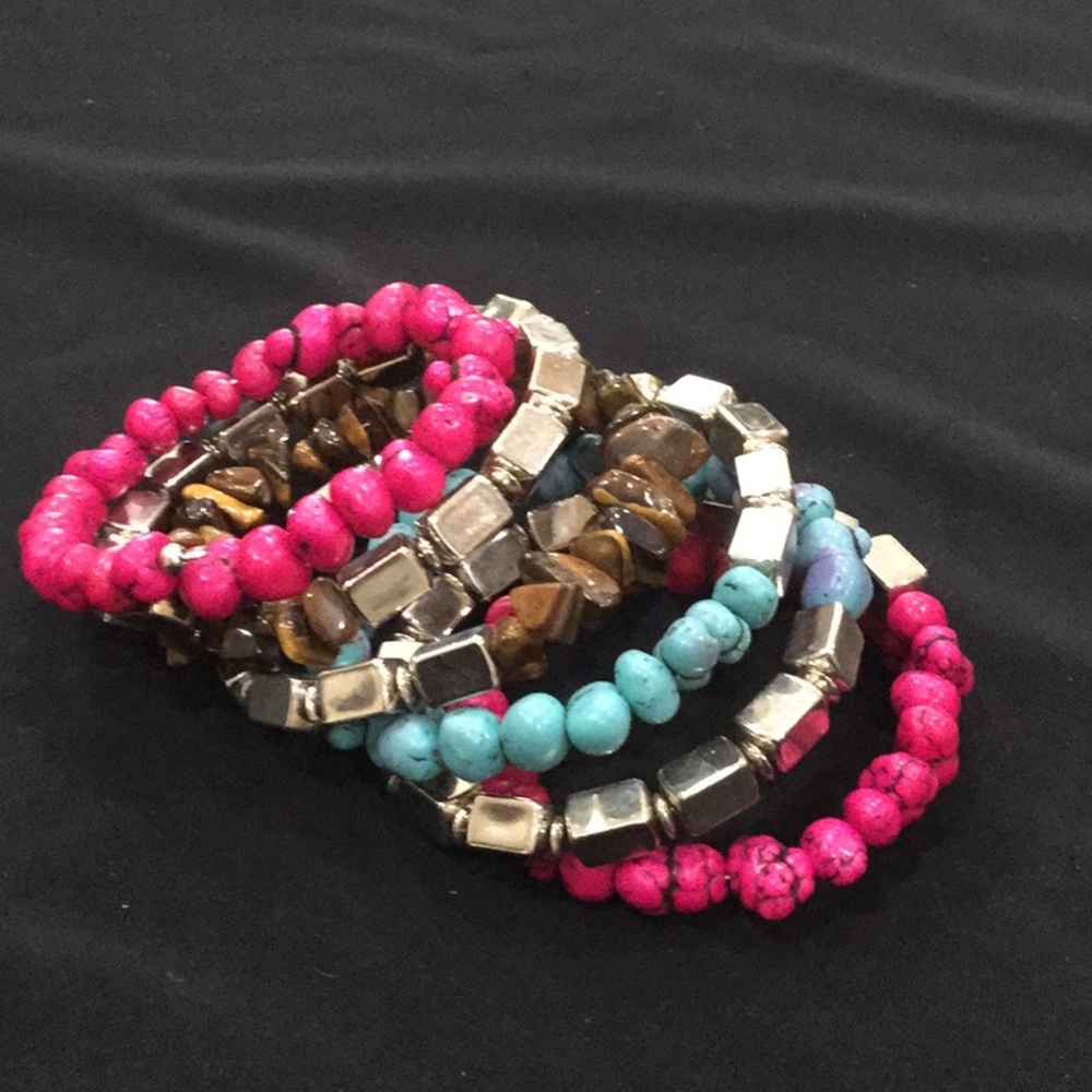 Coiled bracelet with howlite beaded